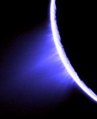 （土星のE環と氷を噴出すエンケラドスの画像）