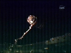 ISSのロボットアームにとらえられたHTVのようす