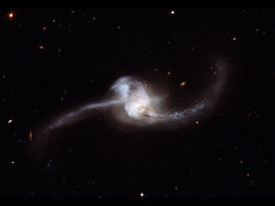 （HSTが2007年にとらえた銀河NGC 2623の画像）