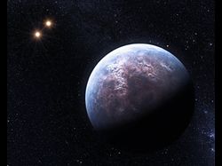 （Gliese 667C bの想像図。背後に見えるのは三重連星のうちの2つの恒星）