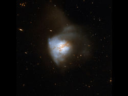 （SMM J2135-0102に似たスターバースト銀河「Arp 220」の画像）