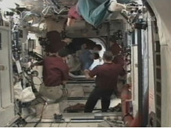 ISSに入室するディスカバリー号の乗組員の画像