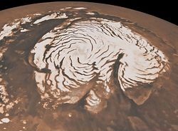 （NASAの火星探査機マーズ・グローバル・サーベイヤーによる北極冠の画像）