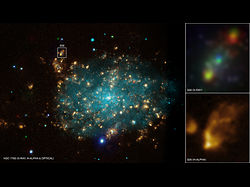 （NGC 7793の画像。四角内がマイクロクエーサー「S26」）