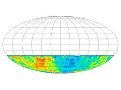 （「アイスキューブ」が2009年に取得したデータから作成された宇宙線強度分布図）