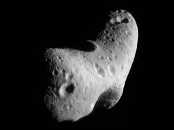 （「地球近傍小惑星ランデブー・ミッション」で撮影された小惑星「エロス」の画像）