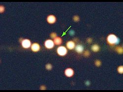 （天の川銀河の中心周辺のX線画像。緑色の矢印がXTE J1752-223）