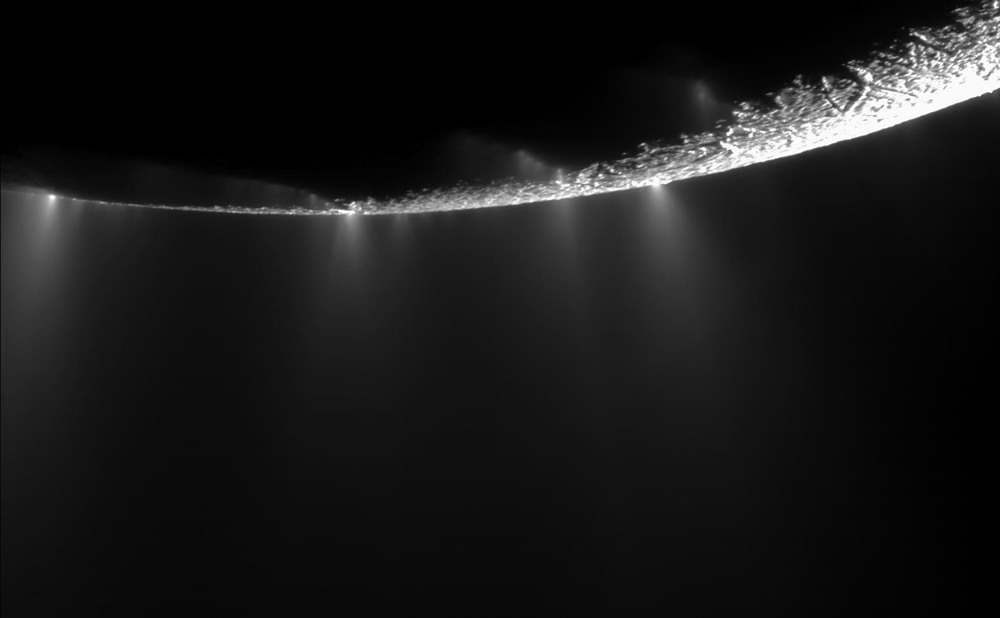 （土星の衛星エンケラドスの南極に見られる複数の噴出の画像）