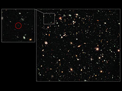 （2009年に撮影されたハッブル・ウルトラ・ディープ・フィールドの赤外線画像（右側の赤丸が「UDFy-38135539」））