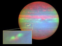 （NASAの赤外線望遠鏡がとらえた木星の画像、および（左下）白斑周辺領域の拡大画像）