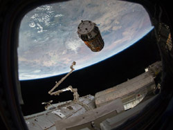 ISSに接近する「こうのとり」2号機