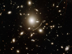 （銀河団「Abell 383」の重力レンズの画像）