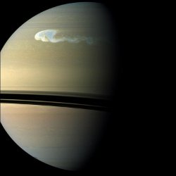 2010年12月5日に撮影された土星の嵐の様子
