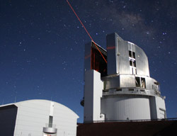 すばる望遠鏡からレーザービームが照射されている様子