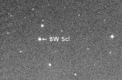 今回増光が発見されたちょうこくしつ座にある矮新星の画像