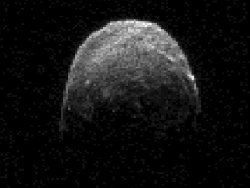地球接近中の小惑星2005 YU55の画像