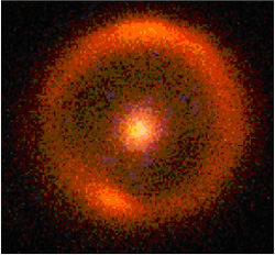 「B1938+666」銀河と周囲のアインシュタイン・リング