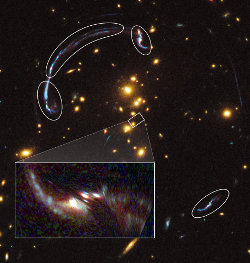 ハッブル宇宙望遠鏡が撮影した銀河団と重力レンズ効果によって像がゆがんだ銀河、およびその復元図