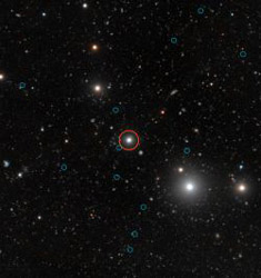 クエーサーHE 0109-3518と暗黒銀河