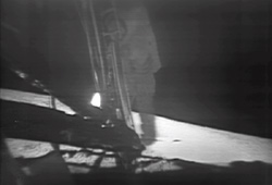 月面に降り立つアームストロング宇宙飛行士