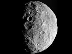 探査機ドーンが撮影した小惑星ベスタ