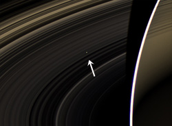 土星の環ごしに見える金星