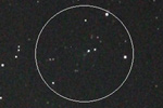 岩本彗星の発見時画像。2013年3月11日05時00分に、わし座の69番星-70番星あたりを撮影した画像に、彗星像が写っていた（撮影：岩本雅之さん）
