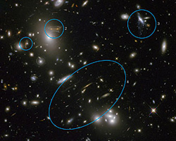 多くの重力レンズ像が見られる銀河団「Abell 68」