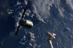 ISSのロボットアームで把持されるシグナス補給船