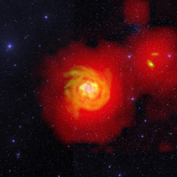渦巻銀河NGC 6946と周囲の水素ガス