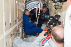 ISSに到着した聖火トーチと長期滞在クルー