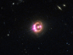巨大楕円銀河とクエーサー像