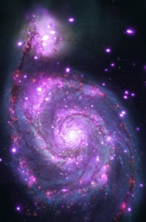 チャンドラによるX線観測データとHSTによる観測データとを重ね合わせたM51銀河の画像
