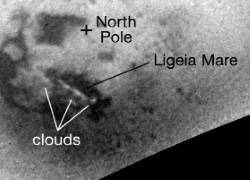 リジェイア海（Ligeia Mare）を横断するように現れた雲