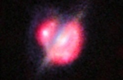 重力レンズ効果を受けた衝突銀河「H1429-0028」の画像 2