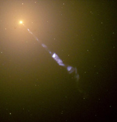銀河M87と、その中心核から噴き出すジェット