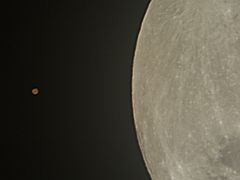 （岡田氏撮影の月と火星の写真 1）