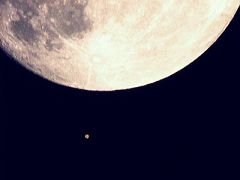 （佐藤崇氏撮影の月と火星の写真）