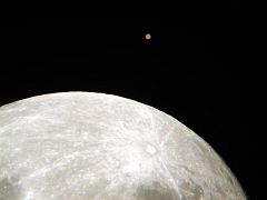 （やまちゃん氏撮影の月と火星の写真 1）
