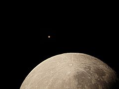 （安川聡氏撮影の月と火星の写真 1）