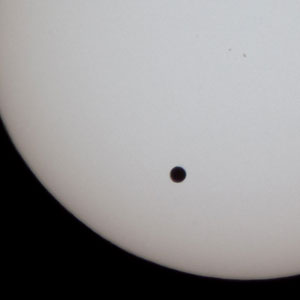太陽面通過中の金星と黒点