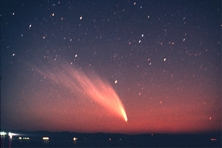 扇形のみごとな尾をたなびかせたウエスト彗星