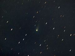 （桑原康吉氏撮影のリニア彗星の写真）