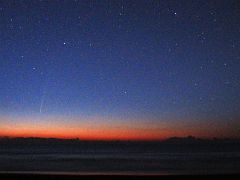 （小貫良行氏撮影のリニア彗星とブラッドフィールド彗星の写真）