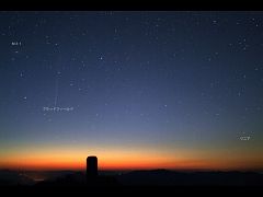 （石原隆宏氏撮影のリニア彗星とブラッドフィールド彗星の写真）