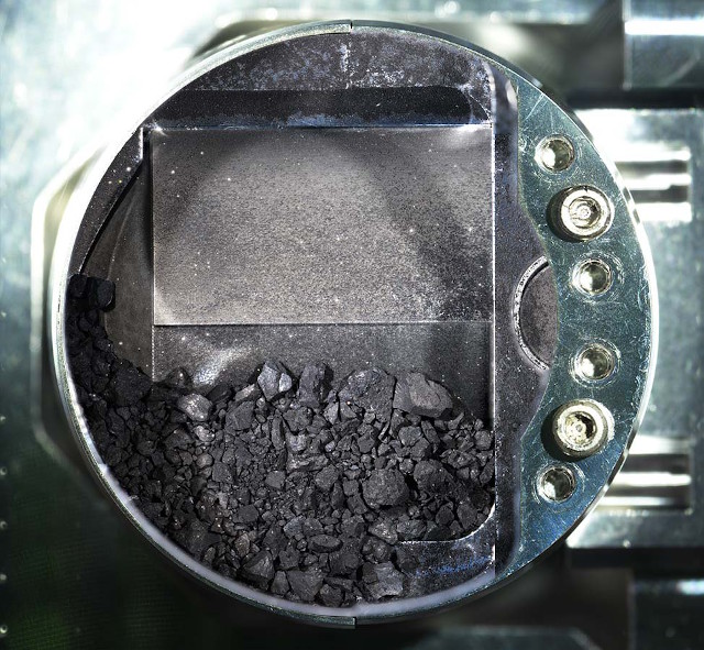 はやぶさ2」カプセルの残る2室も開封、1cm大の粒子を確認 - アストロアーツ