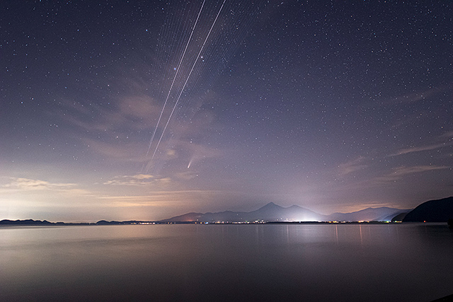 ネオワイズ彗星とスターリンク衛星群の光跡 ネオワイズ彗星とスターリンク衛星群の光跡