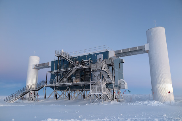 IceCube観測施設の中央に立つ制御室
