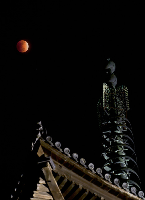 興福寺五重塔と1月31日の皆既月食