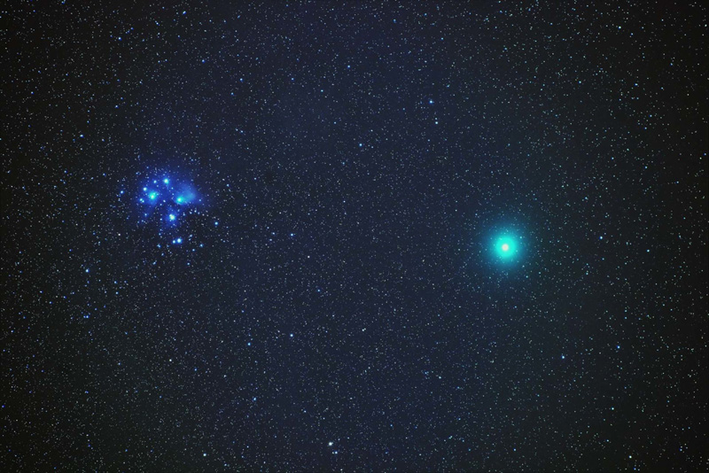 プレアデス星団とウィルタネン彗星